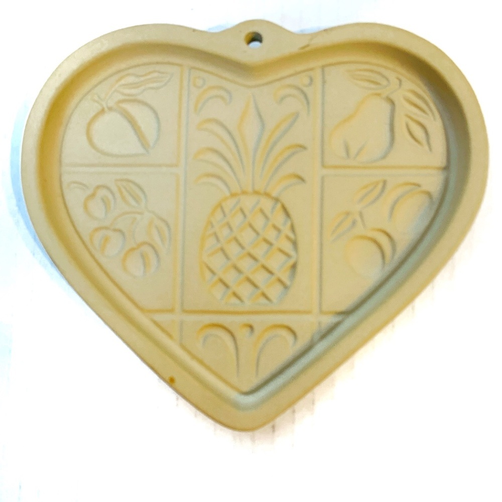 Pampered Chef 2001 HOSPITALITY HEART Stoneware Cookie Mold USA Fruit Print
